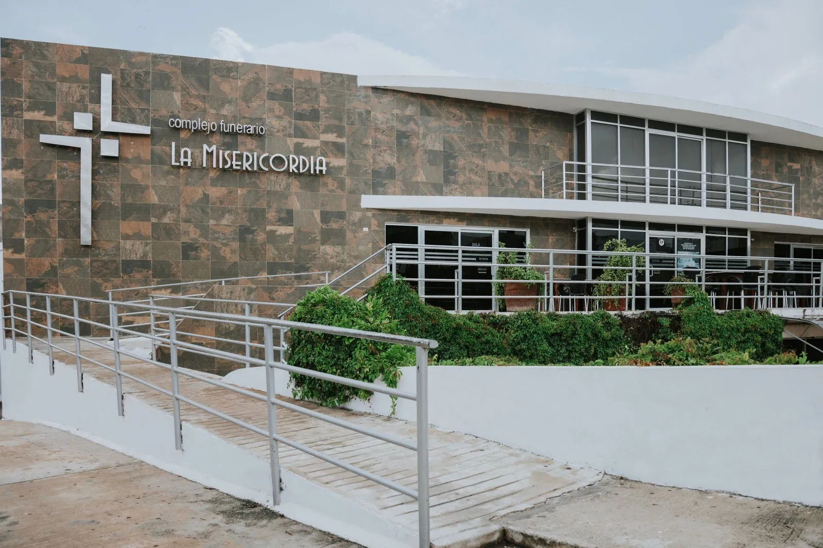 Fachada del Complejo Funerario La Misericordia en Campeche